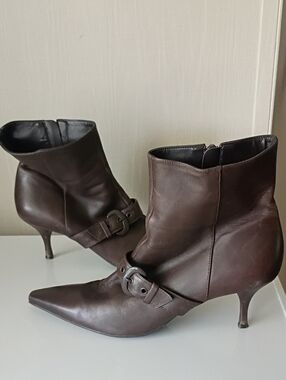 Vintage Kitten Heel Gianni Bini Dark Brown Leather Pointed-Toe Ankle Boot